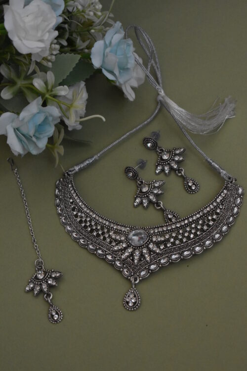 White Kundan Embellished Jewellery Set