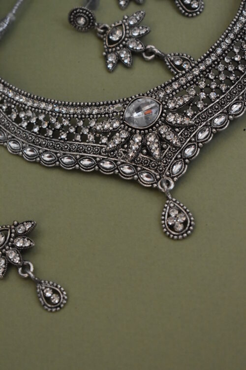 White Kundan Embellished Jewellery Set