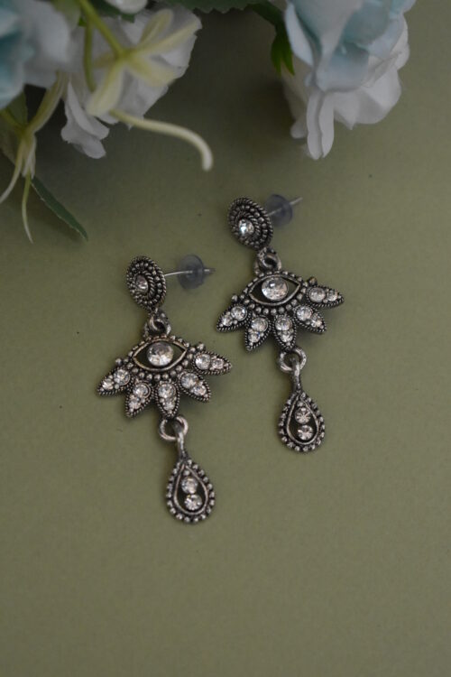 White Kundan Embellished Jewellery Set