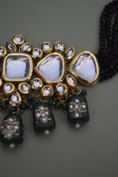 Gold Toned Kundan Studded Choker Jewellery Set - Image 4