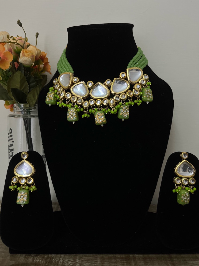 Gold Toned Big Kundan Studded Choker 